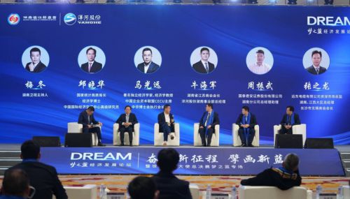 澳门与香港的未来展望，精准发展的蓝图与免费服务的落实,2025新澳门与香港精准免费提供,词语释义、解释与落实
